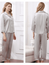 Profile of women's cozy long - sleeved pure silk pajamas set