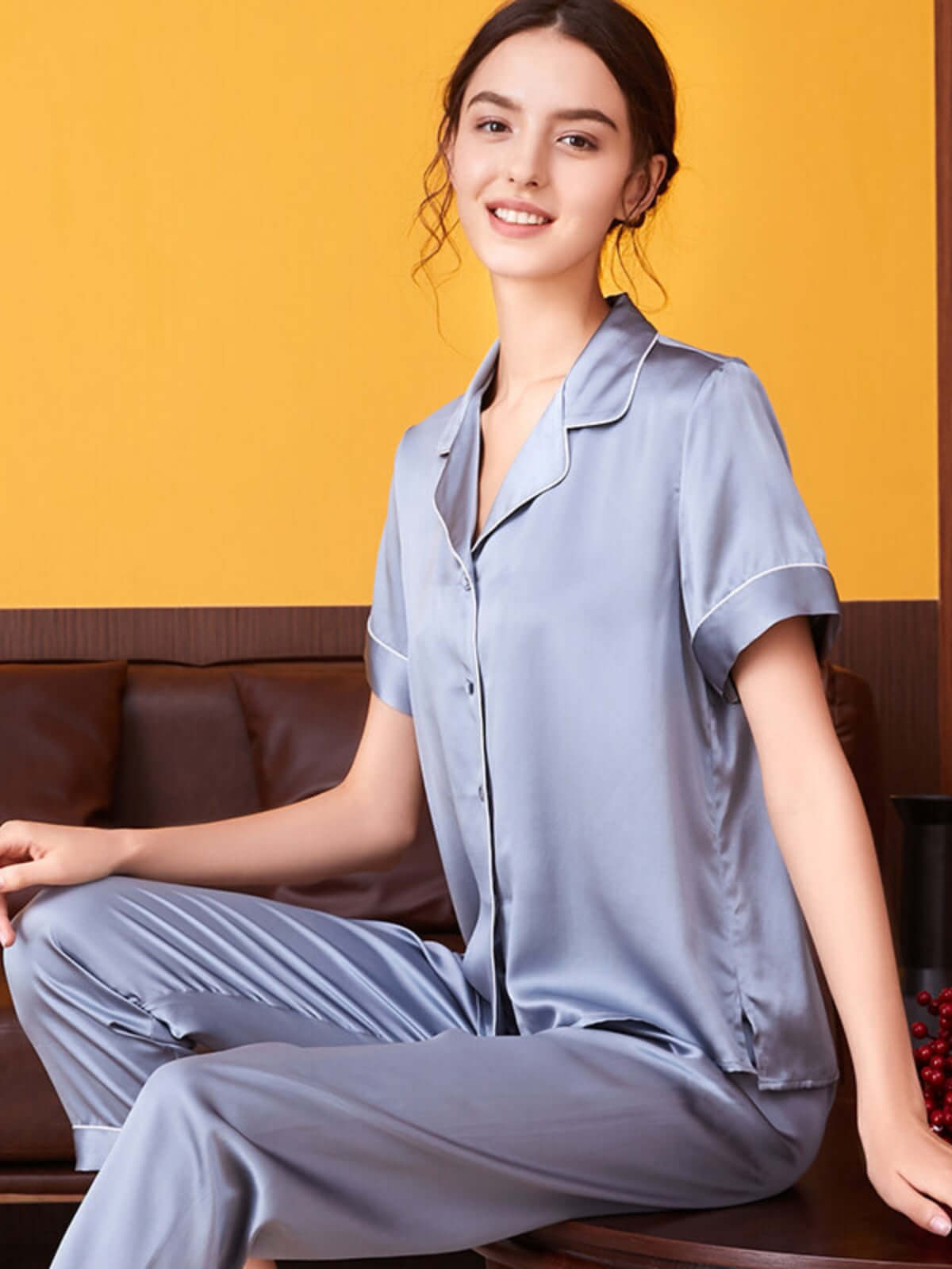 Profile of Women's Cozy Short - sleeved Pure Silk Pajamas Set in gray