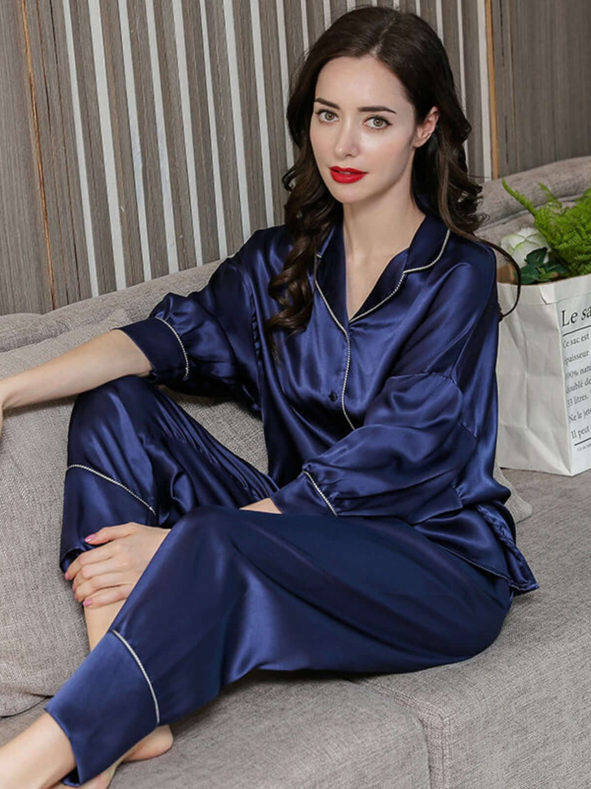 Women's Soft Long - sleeved Pure Silk Pajamas Set in navy blue