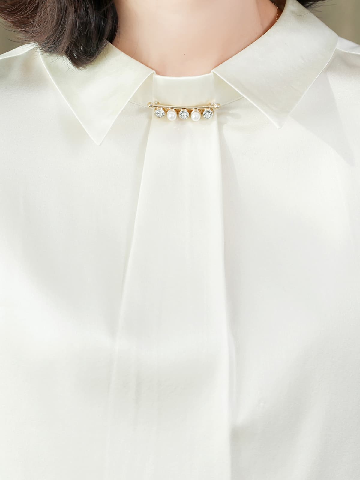Elegant Pearl Collar Silk Blouse-collar details-SILKSER